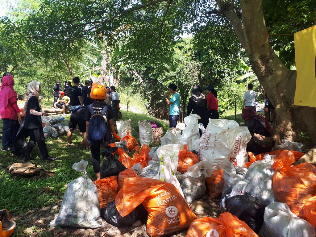 Sampah yang telah terkumpul di Sungai Ciliwung di titik Delta 15, Bogor Utara, Kota Bogor, Jawa Barat, Sabtu (14/1/2023).