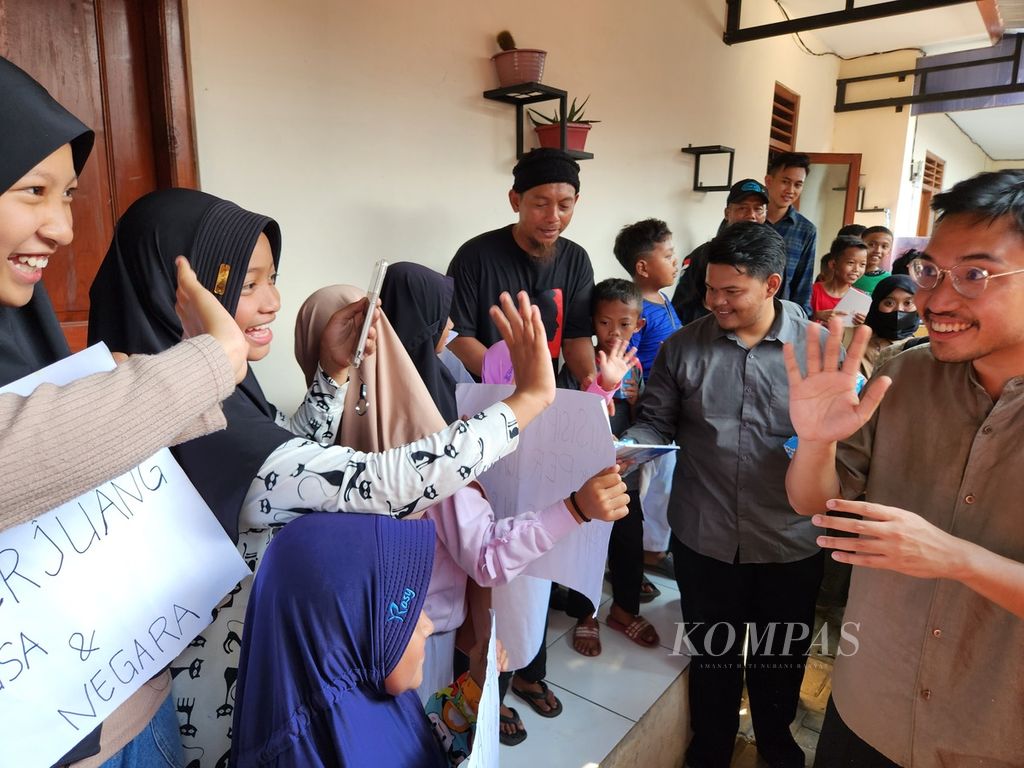 Pemimpin Pura Mangkunegaran KGPAA Mangkunegara X atau Gusti Bhre (kanan) menyapa para warga di Kelurahan Semanggi, Kota Surakarta, Jawa Tengah, Jumat (26/7/2024). Hari itu ia blusukan didampingi wakil presiden terpilih Gibran Rakabuming Raka.