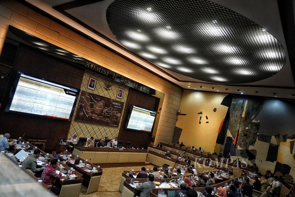 Suasana saat rapat dengar pendapat (RDP) antara Komisi II DPR dan KPU, Badan Pengawas Pemilu (Bawaslu), serta Dewan Kehormatan Penyelenggara Pemilu (DKPP) di Ruang Rapat Komisi II DPR RI, Jakarta, Selasa (24/1/2024). 