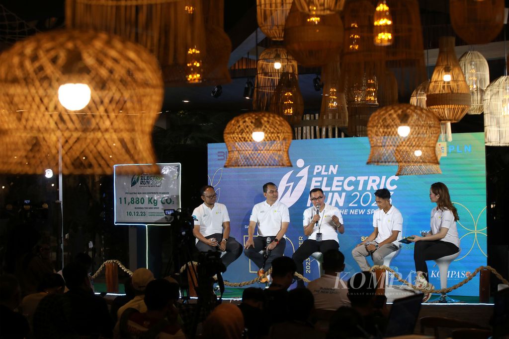 Spesialis kedokteran olahraga Wawan Budisusilo, Redaktur Pelaksana Harian <i>Kompas</i> Adi Prinantyo, Sekretaris Perusahaan PLN Alois Wisnuhardana, atlet lari Roby Syianturi, dan Ranny (moderator), kiri ke kanan, menjadi narasumber dalam peluncuran PLN Electric Run 2023 di Jakarta, Kamis (26/10/2023). PLN Electric Run diselenggarakan PLN bekerja sama dengan harian <i>Kompas</i> akan digelar pada 10 Desember 2023 di di Scientia Square Park, Gading Serpong, Tangerang.