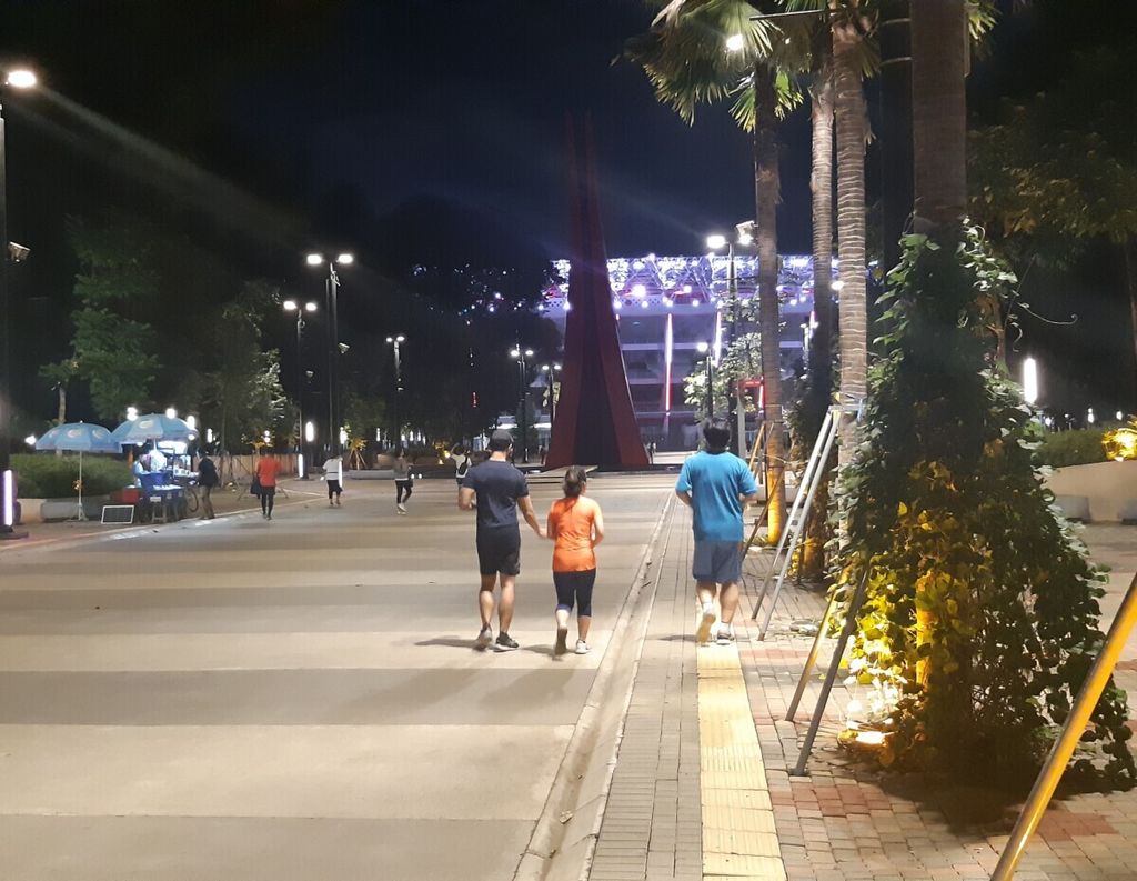 Sejumlah orang berlari menuju wilayah lingkar dalam Stadion Utama GBK (SUGBK).