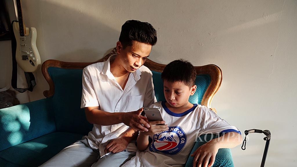 Ilustrasi saat orangtua dan anak mendiskusikan berbagai hal dalam kehidupan, termasuk mendiskusikan konten yang dibaca sang anak dari gawai mereka, Jumat (3/5/2019), di Jakarta.