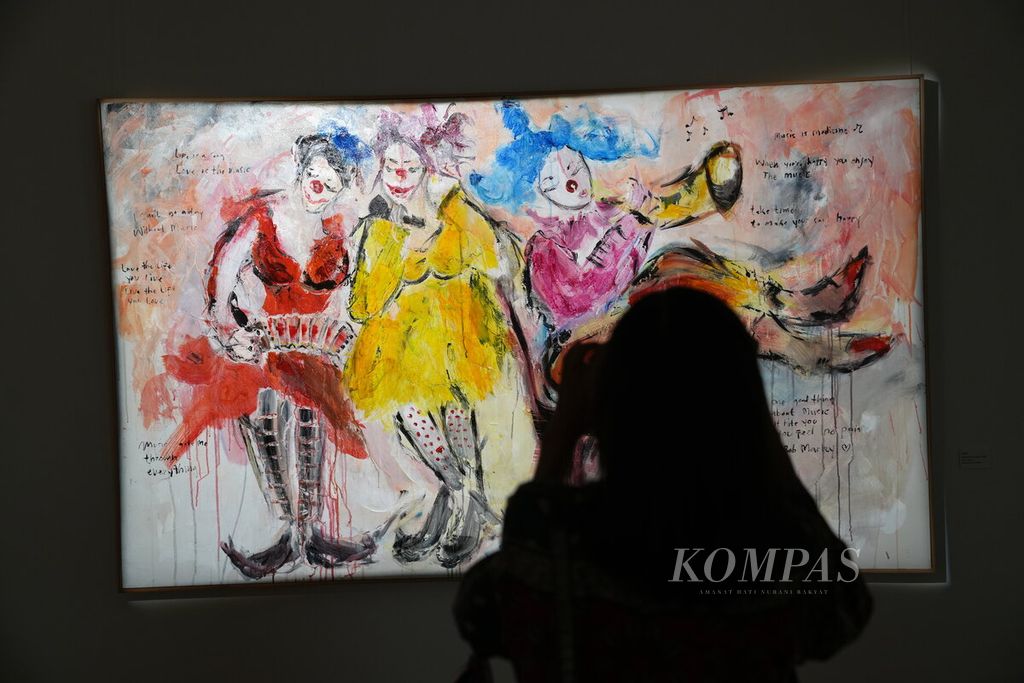Pengunjung mengamati lukisan karya Mola dalam Pameran Lukisan Koleksi Bentara Budaya berjudul <i>Per-empu-an: Sosok Perempuan di Mata Seniman</i>,di Bentara Budaya Art Gallery Lantai 8 Menara Kompas, Jakarta, Rabu (24/4/2024). 