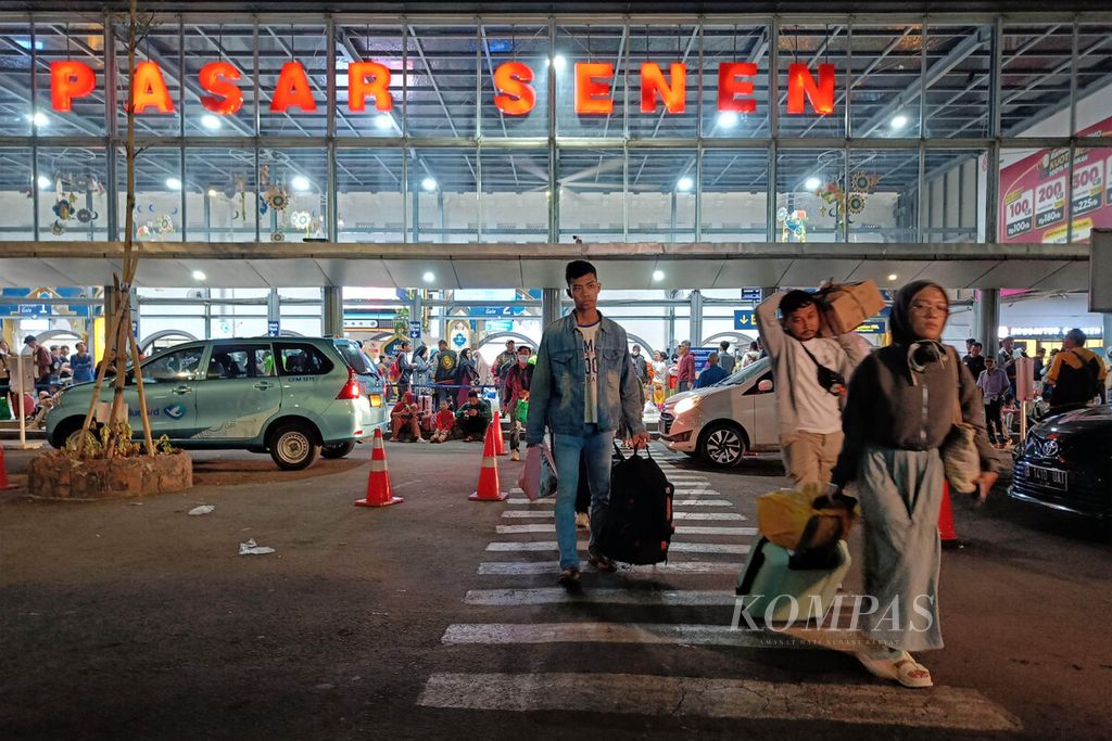 Arus balik pemudik yang menggunakan kereta api dan meninggalkan Stasiun Pasar Senen, Jakarta, Rabu (17/4/2024). 