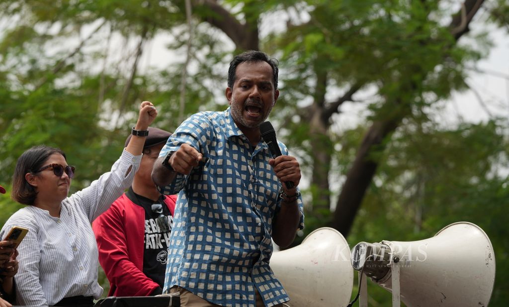 Haris Azhar dan Fatia Maulidiyanti berorasi di luar Gedung Pengadilan Negeri Jakarta Timur, Senin (8/1/2024). Majelis hukum Pengadilan Negeri (PN) Jakarta Timur memvonis bebas Fatia Maulidiyanti dan Haris Azhar dalam perkara dugaan pencemaran nama baik Menteri Koordinator Bidang Kemaritiman dan Investasi Luhut Binsar Pandjaitan. Fatia Maulidiyanti adalah Koordinator Komisi untuk Orang Hilang dan Korban Tindak Kekerasan dan Haris Azhar adalah Direktur Lokataru. 