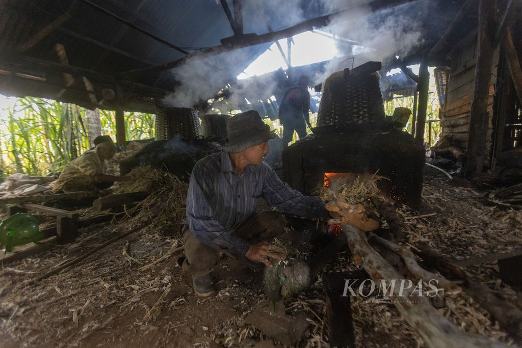 Pekerja mengoperasikan pengembus angin bertenaga listrik untuk merebus air tetes tebu di sebuah kilang tebu di Jorong Katapiang, Nagari Lawang, Kecamatan Matur, Kabupaten Agam, Sumatera Barat, Rabu (15/6/2023). T