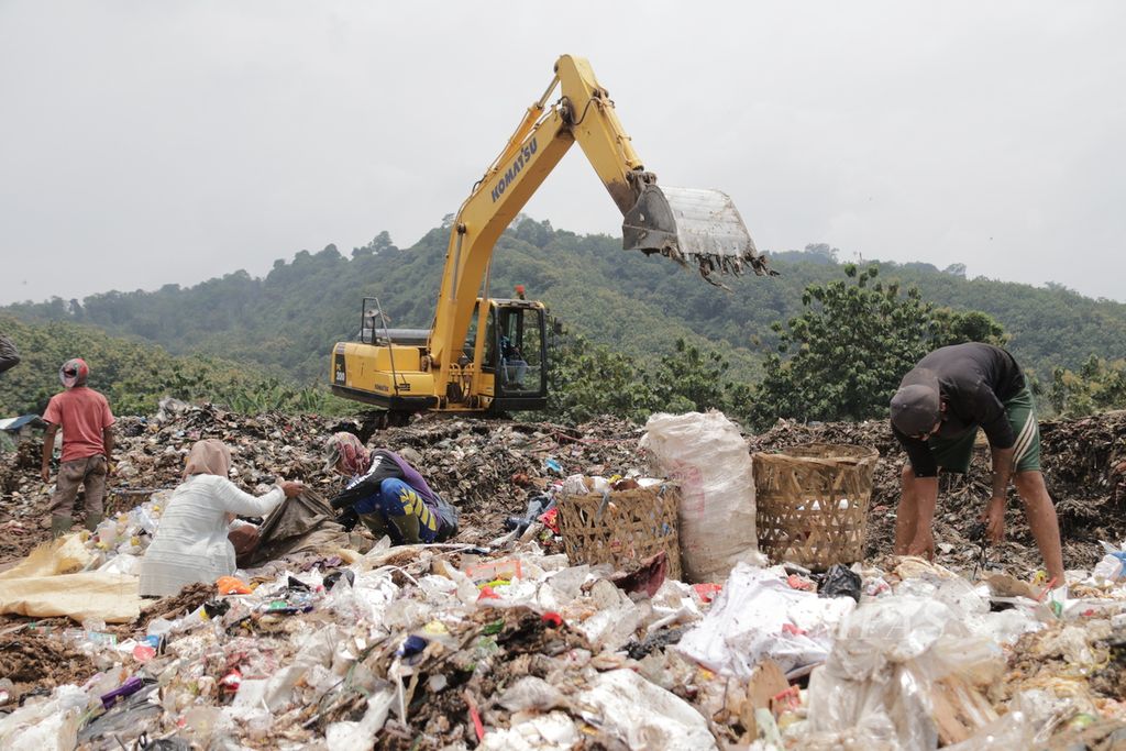Sejumlah pemulung memilah sampah di Tempat Pembuangan Akhir Sampah Sarimukti, Kabupaten Bandung Barat, Jawa Barat, Sabtu (19/2/2022).