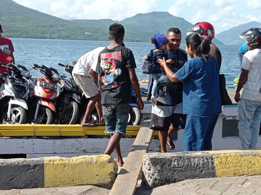 Penumpang perahu motor dari Pulau Adonara tiba di Larantuka, ibu kota Kabupaten Flores Timur, Nusa Tenggara Timur, pada Senin (19/4/2021). Perdagangan antarpulau menjadi urat nadi perekonomian di daerah itu.
