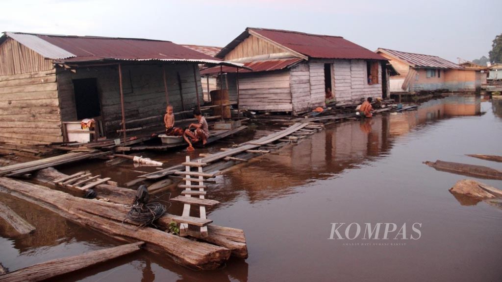Rumah lanting di Kabupten Sintang, Kalimantan Barat, Rabu (26/6/2019).