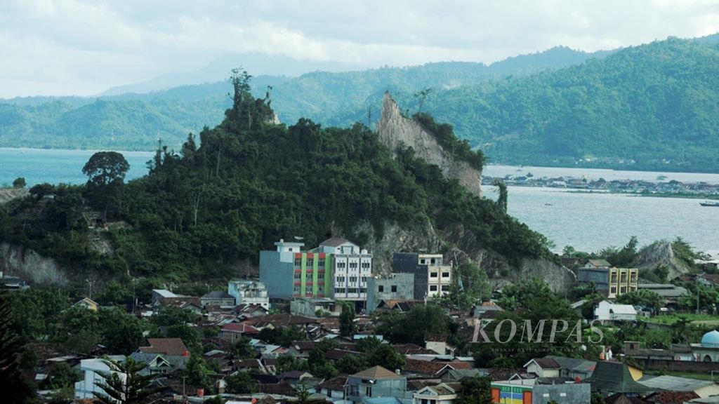 The density of the coastal area which has grown as a center of trade and industry in Bandar Lampung City, Lampung Province, Wednesday (5/4/2017).