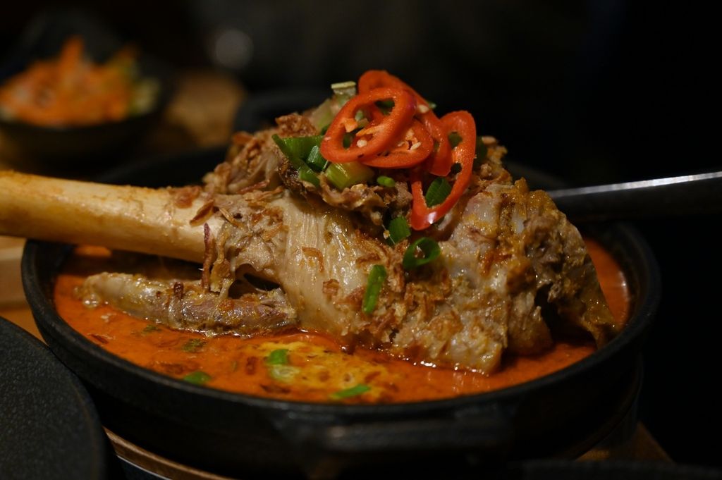 Menu gulai kambing disajikan di restoran Toba, St James's Market, London, Inggris, Kamis (12/10/2023). Di London, kehadiran makanan Indonesia menambah keberagaman kuliner yang ada.