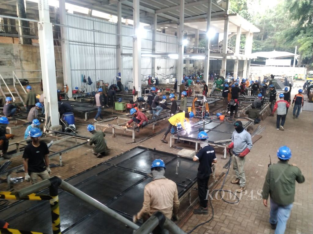 Suasana <i>workshop </i>pembuatan bilah logam selubung garuda di Nyoman Nuarta Art Space di Bandung, Jabar, Rabu (30/8/2023). Bilah logam itu akan menjadi selubung garuda di istana presiden di Ibu Kota Nusantara di Kalimantan Timur.
