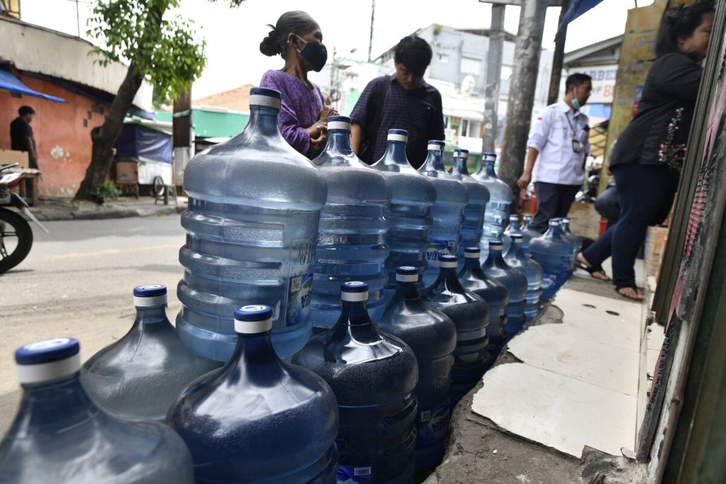 Warga membeli air minum dalam galon di salah satu toko di kawasan Manggarai, Jakarta Selatan, Kamis (13/1/2022). Pelaku industri air minum dalam kemasan (AMDK) memproyeksikan pertumbuhan hingga 5 persen pada tahun ini dengan harapan pelonggaran pembatasan dan aktivitas perekonomian yang berangsur pulih tidak kembali terdampak gelombang baru penularan Covid-19. Kontribusi terbesar konsumsi adalah air minum dalam galon guna ulang. 