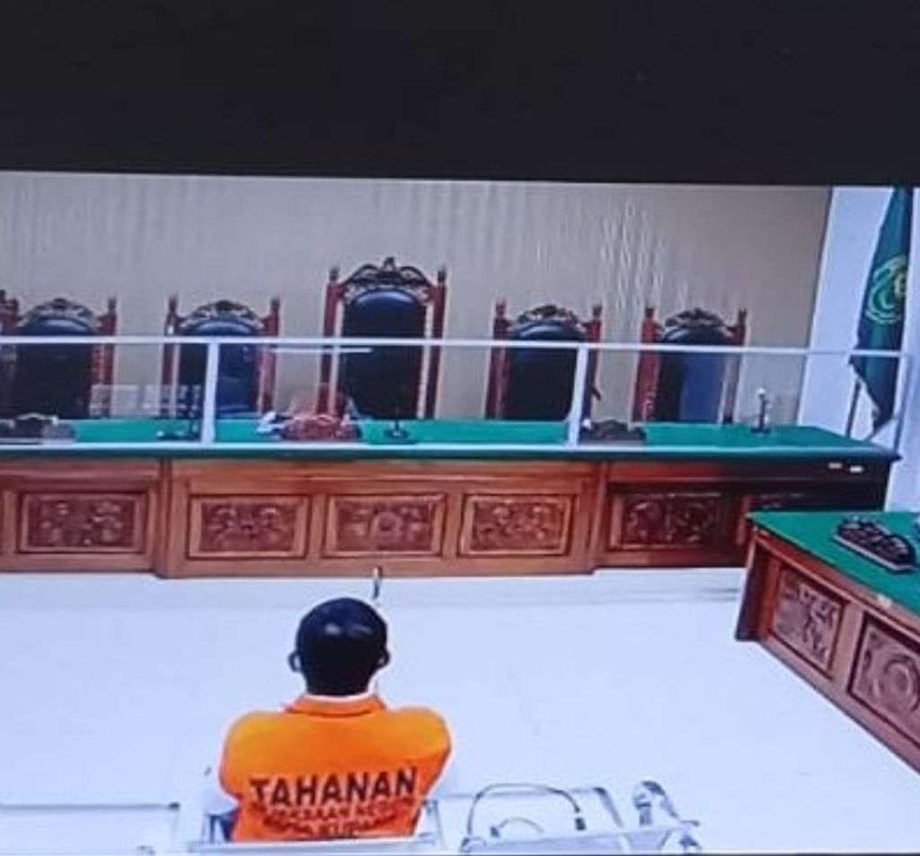 Terdakwa Randy Badjideh duduk dengan santai mendengar pembacaan vonis mati majelis hakim di PN Kupang, NTT, Rabu (24/8/2022).