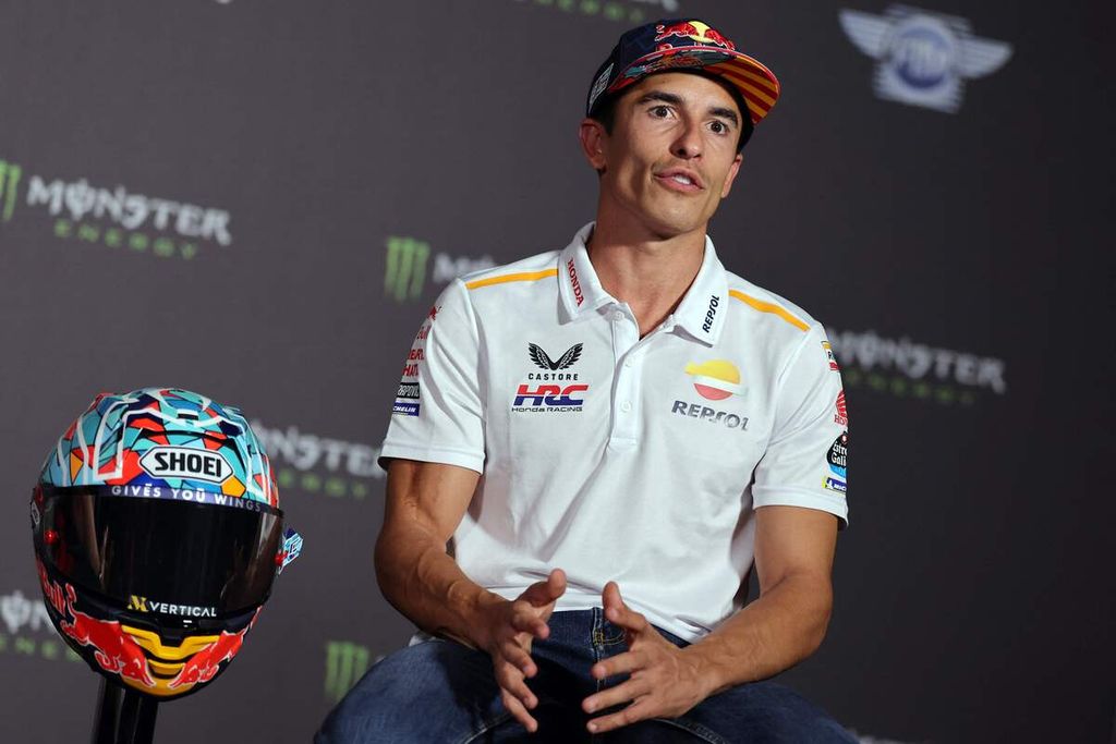 Pebalap Honda Marc Marquez dalam arsip foto tanggal 31 Agustus 2023 saat menghadiri konferensi pers menjelang MotoGP seri Catalunya di Barcelona, Spanyol. Marquez mengumumkan akan meninggalkan Honda pada akhir musim 2023. 