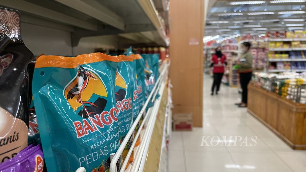 Sejumlah produk barang konsumen bergerak cepat (<i>fast moving consumer goods </i>atau FMCG) bermerek Unilever yang beredar di sebuah gerai ritel di Bogor, Jawa Barat, Senin (21/11/2022).