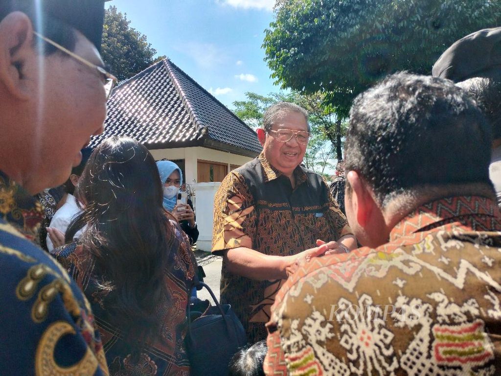 Presiden ke-6 RI Susilo Bambang Yudhoyono saat memberikan salam kepada sejumlah pejabat yang menyambut kedatangannya di Pendopo Pengabdian Kota Magelang, Selasa (28/6/2022).