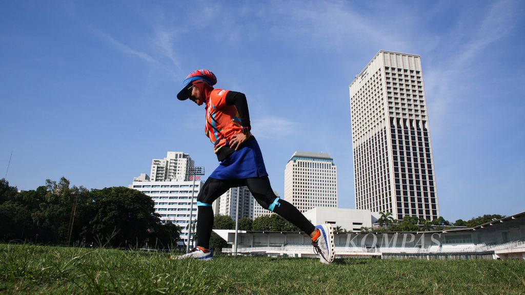 Mirna Nizir (61) berlatih di kawasan Stadion Utama Gelora Bung Karno, Jakarta Pusat, Rabu (28/6/2023). Latihan tersebut ia lakukan sebagai persiapan untuk mengikuti ajang lari Berlin Marathon.