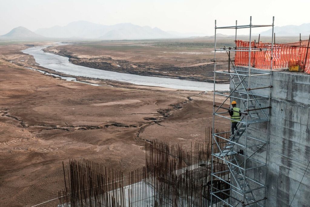 Dalam foto yang diambil pada 26 Desember 2019 ini, pekerja menuruni tangga di proyek konstruksi Bendungan Besar di wilayah Etiopia. Bendungan yang berada di aliran Sungai Nil itu diprotes Mesir. Bagi Mesir, negara yang sangat bergantung pada Sungai Nil, bendungan di Etiopia dapat mengancam aliran sungai tersebut. 