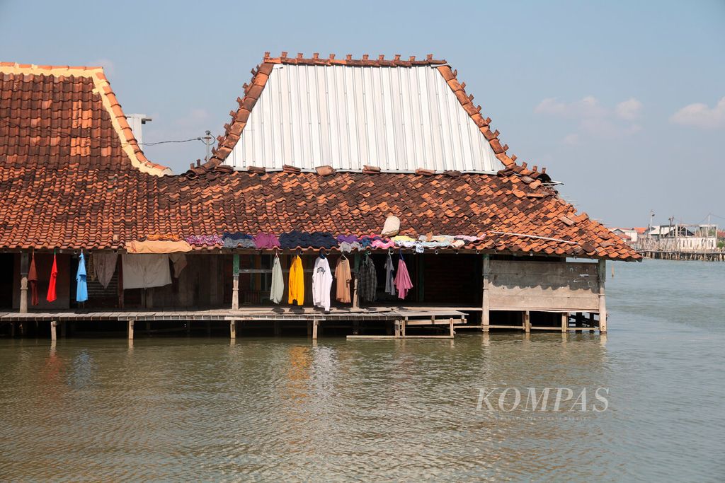 Rumah warga masih bertahan dengan berbagai cara, seperti meninggikan lantainya, agar tidak tergenang pasang air laut di Desa Timbulsloko, Kecamatan Sayung, Kabupaten Demak, Jawa Tengah, Rabu (29/5/2024). 