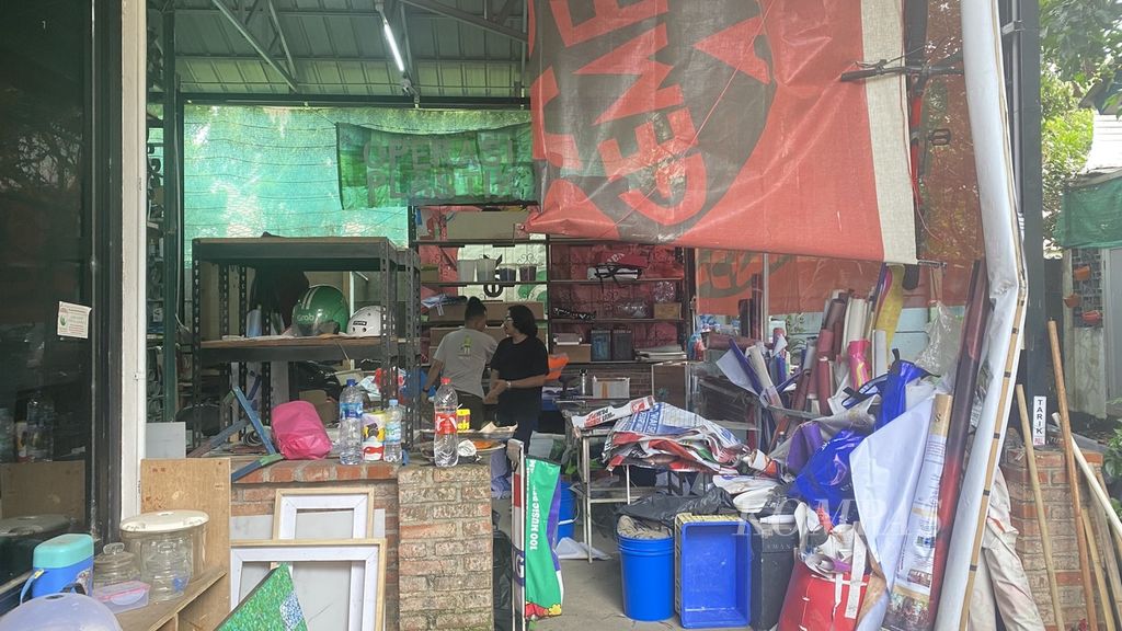 Komunitas Gudskul Rekayasa dan Dicoba-coba (GudRnD) serta Stuffo mendaur ulang limbah atribut kampanye menjadi sejumlah barang pakai di Jagakarsa, Jakarta Selatan, Senin (12/2/2024).