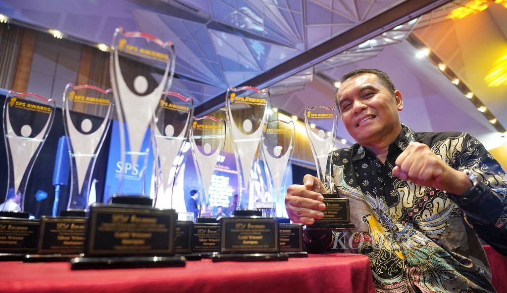 Deputy Chief Editor of the Daily <i>Kompas</i> Adi Prinantyo with the eight award trophies won by the Daily <i>Kompas </i> at the 2024 Press Companies Union (SPS) Awards at the Ciputra Hotel, Jakarta, Wednesday (30/4/ 2024). The daily <i>Kompas </i>won 4 gold medals and 4 silver medals in several award categories at the 2024 SPS Awards.