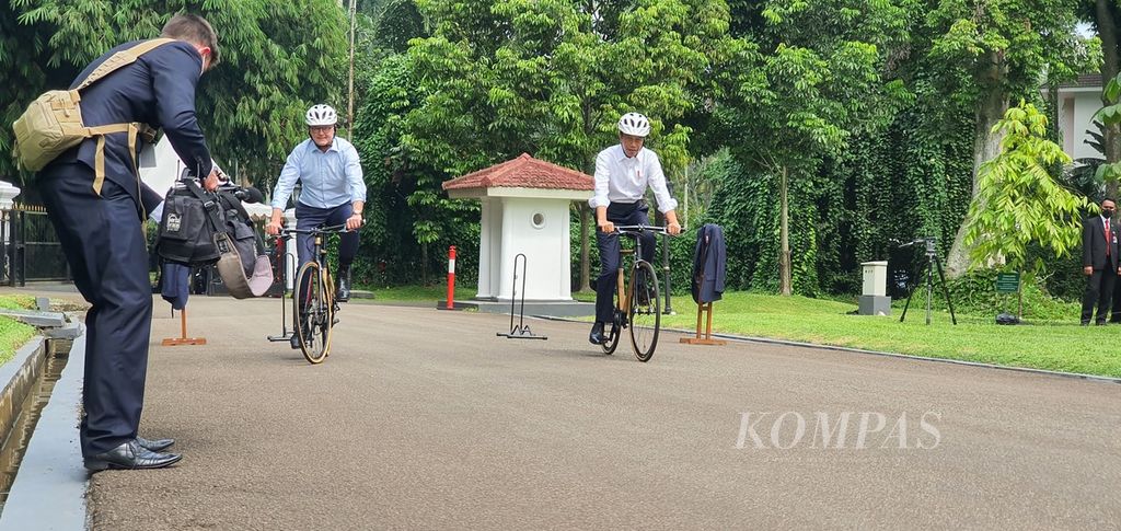 Presiden Joko Widodo dan Perdana Menteri Australia Anthony Albanese bersiap bersepeda bersama ke Kebun Raya Bogor. Di sebuah kafe di dalam Kebun Raya, keduanya akan berbincang informal (<i>tete a tete</i>).
