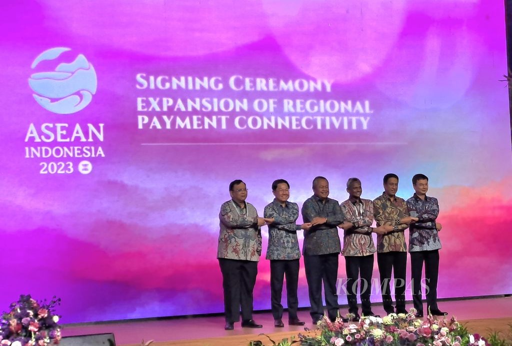 Penandatanganan nota kesepahaman (MoU) sistem pembayaran regional yang terkoneksi sebagai bagian dari rangkaian acara pertemuan menteri-menteri keuangan dan gubernur bank sentral negara Asia Tenggara  ke-2 di  Jakarta, Jumat (25/8/2023). 