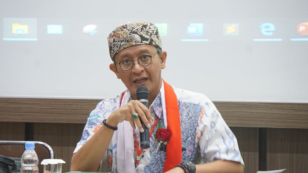 Ketua Pusat Studi Keamanan dan Perdamaian UGM Najib Azca saat menyampaikan pendapatnya dalam diskusi buku berjudul <i>Kata Bersama antara Muslim dan Kristen</i> di Universitas Kristen Duta Wacana, Yogyakarta, Senin (28/10/2019).