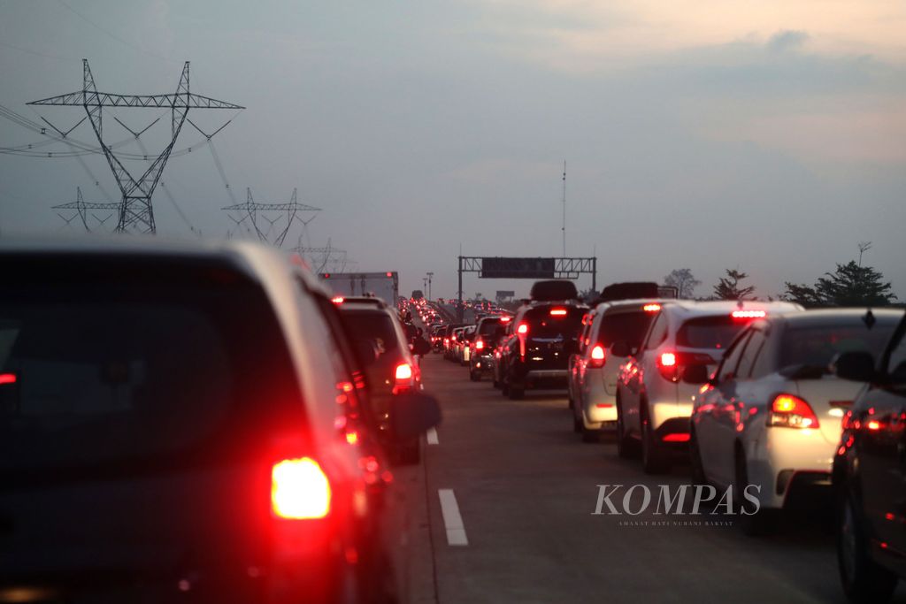 Kepadatan lalu lintas terlihat di sekitar Kilometer 307 ruas Tol Pejagan-Pemalang, Jawa Tengah, saat diberlakukan satu arah dari Gerbang Tol Kalikangkung menuju Cikampek, Jumat (6/5/2022). 