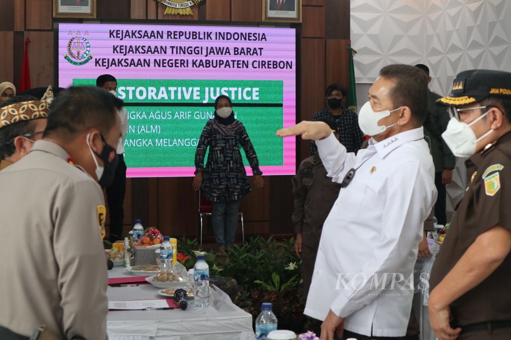 Jaksa Agung ST Burhanuddin (pakaian putih) menghadiri acara penerapan keadilan restoratif untuk penyelesaian perkara di Kejaksaan Negeri Sumber, Kabupaten Cirebon, Jawa Barat, Senin (24/1/2022).