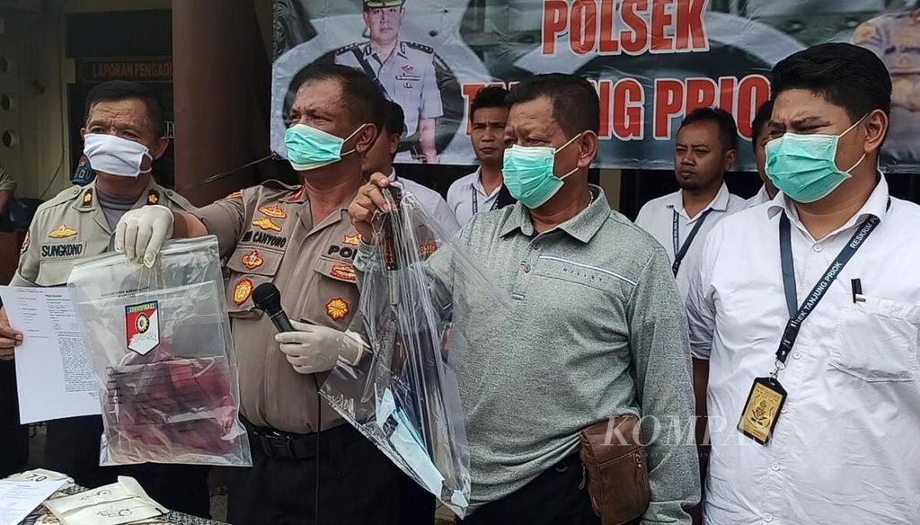 Polisi menunjukkan alat bukti yang digunakan para pelajar untuk tawuran di Tanjung Priok, Jakarta Utara, Senin (23/3/2020). Tawuran antarpelajar itu menelan korban jiwa.