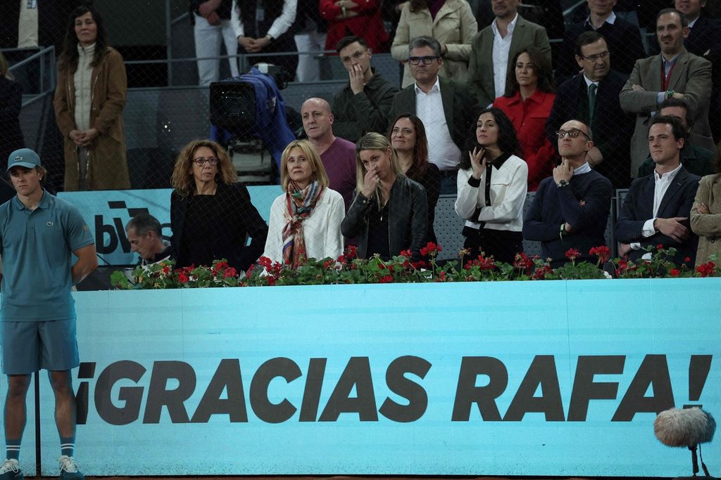 Keluarga Rafael Nadal menonton pertandingan Nadal melawan Jiri Lehecka pada babak keempat turnamen ATP Masters 1000 Madrid, Rabu (1/5/2024) dini hari WIB. 