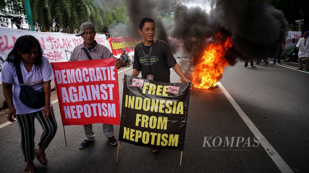 Massa Gerakan Masyarakat Sipil Selamatkan Demokrasi Indonesia membakar ban saat menggelar aksi di sekitar kantor Komisi Pemilihan Umum (KPU) RI, Jakarta, Senin (18/3/2023). 