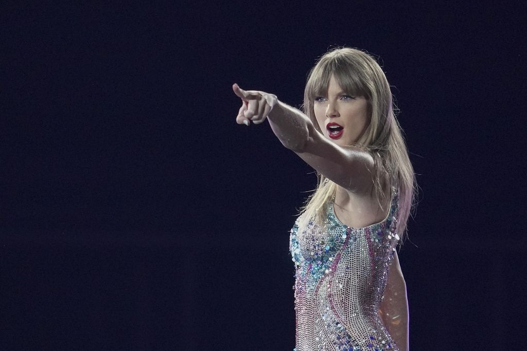 Taylor Swift saat tampil pada "Eras Tour" di  Tokyo Dome, Tokyo, Rabu (7/2/2024).