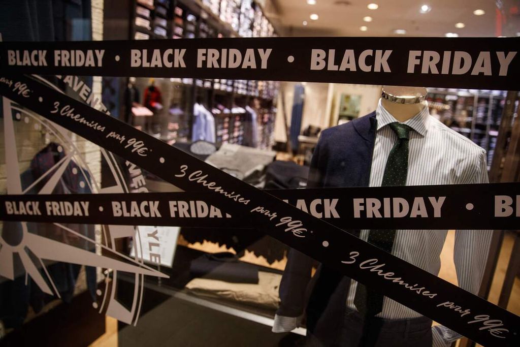 Foto tanggal 27 November 2019 ini memperlihatkan penanda harga pada obral di toko Black Friday di Caen, Perancis. 