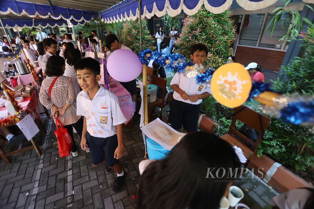 Students visited their classmates' stands selling various food products during the Gebyar UKM event at SMP Stella Duce 1 Yogyakarta, in the Dagen area of ​​Yogyakarta City, DIY, in March 2023.