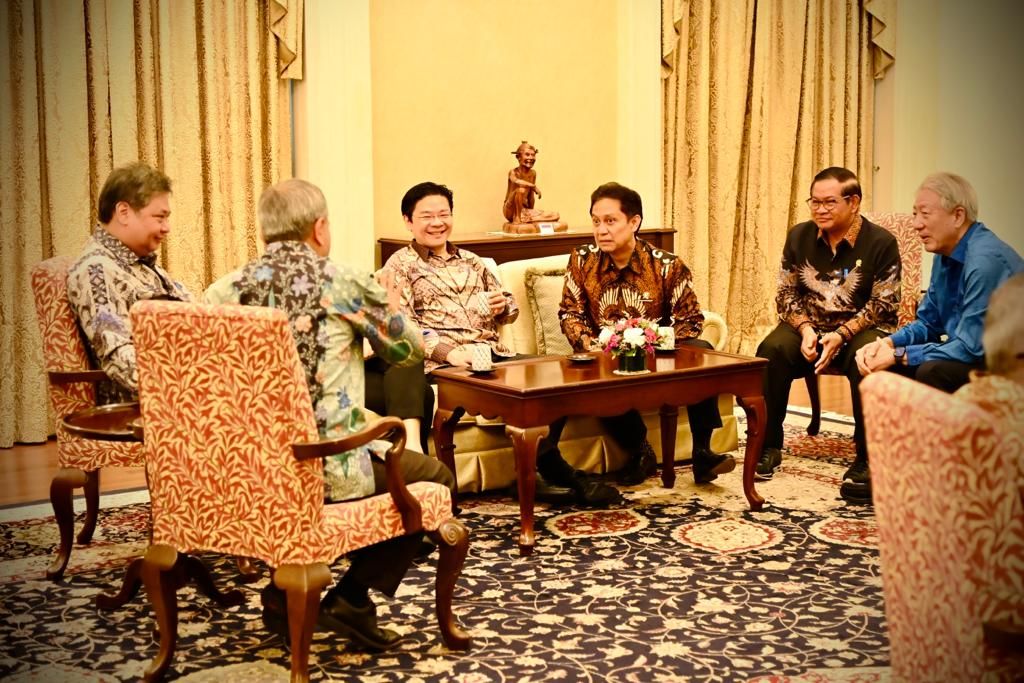 Delegasi Indonesia dan Singapura berbincang akrab sembari menunggu pertemuan informal Presiden Joko Widodo dan Perdana Menteri Singapura Lee Hsien Loong di Istana Kepresidenan Singapura, Kamis (16/3/2023).