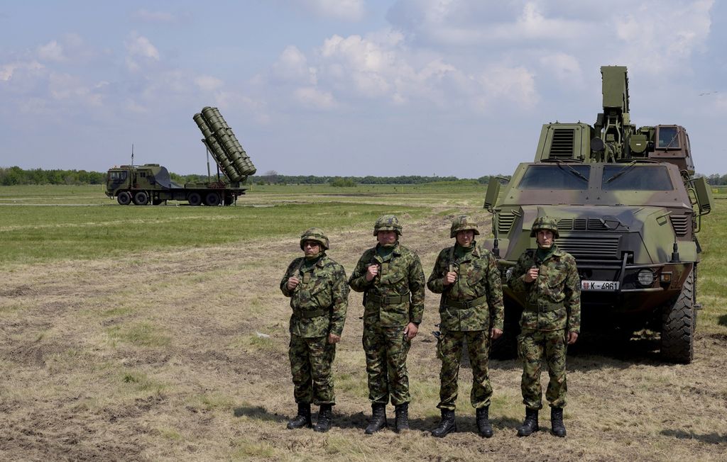 Sistem pertahanan antipesawat HQ-22 (kiri), atau juga dikenal dengan nama FK-3 dalam versi ekspornya disiagakan dalam latihan militer di pangkalan militer Batajnica, dekat Belgrade, Serbia, 30 April 2022. 