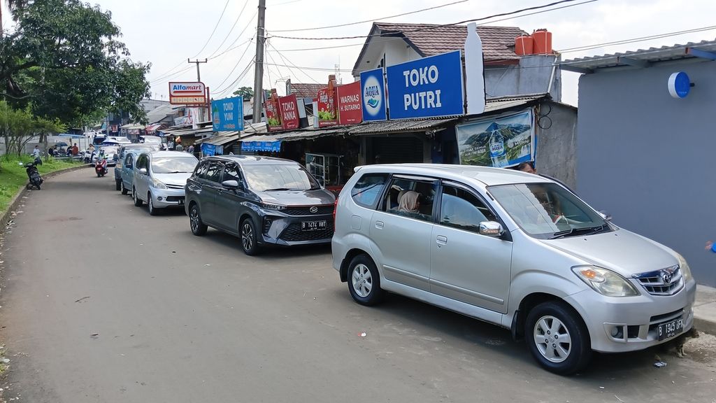 Deretan mobil tertahan di jalan umum sisi Tol Jagorawi, Gadog, Bogor, Kabupaten Bogor, karena sistem satu arah dari arah Puncak menuju Gadog-Jakarta, Sabtu (13/4/2024).