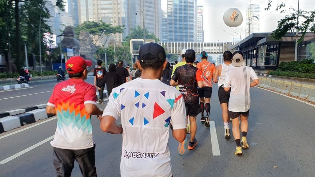 Ratusan pelari dari berbagai komunitas mengikuti acara Run The Ground with The Pacer sejauh 18 kilometer mengitari Jalan Sudirman-Thamrin, Minggu (18/6/2023). Ajang ini sebagai pemanasan jelang gerakan lari LPS Half Monas Marathon yang akan digelar  2 Juli 2023.