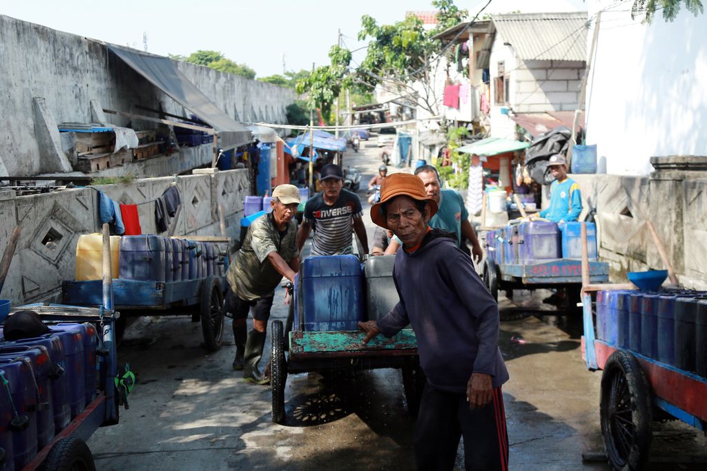 Minimnya air bersih di utara Jakarta membuat sebagian orang melihat itu sebagai bentuk peluang usaha. Datang dari luar wilayah Jakarta sejak belasan tahun lalu, mereka menjajakan air bersih di kawasan Muara Angke. Perputaran ekonomi pada bisnis ini berkisar Rp. 150.000,00 dalam satu hari dan satu gerobaknya. Pedagang air bersih ini menjual harga di masyarakat Rp 5.000 dalam satu pikulnya, di dalam satu pikul berisikan dua jeriken. 