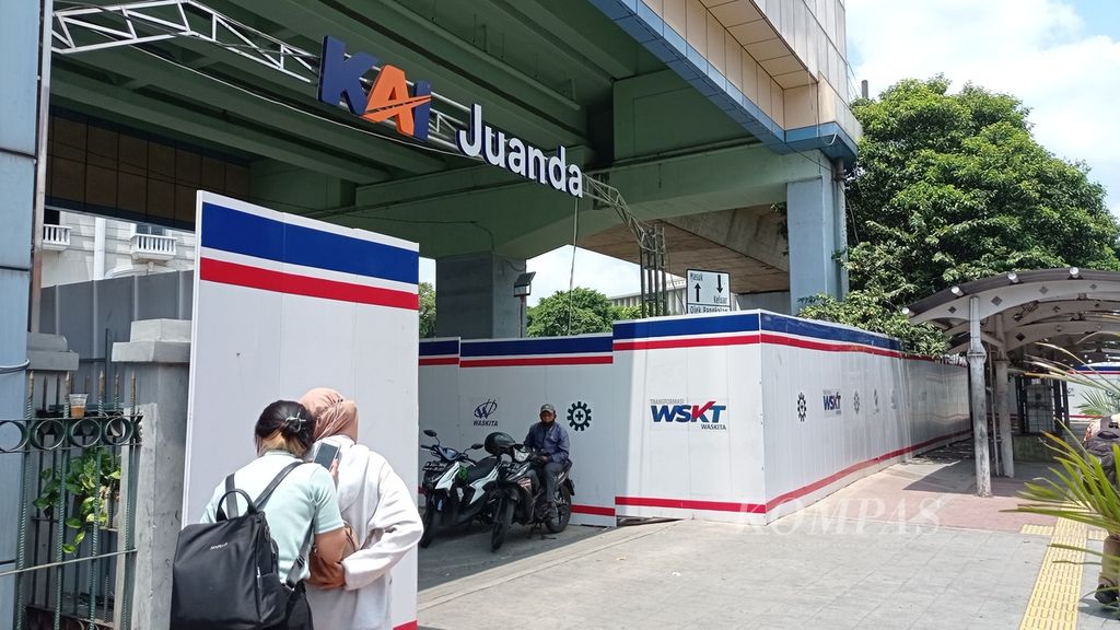Proyek revitalisasi Halte Juanda menjadi halte terintegrasi dengan Stasiun Juanda di Jakarta Pusat, Selasa (6/9/2022).