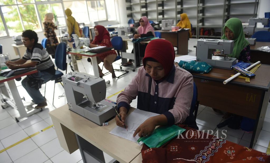 Kalangan peserta Program Inkubasi Menjahit membuat pola pakaian di Universitas Kristen Petra, Surabaya, Jatim, Senin (3/7/2023). 