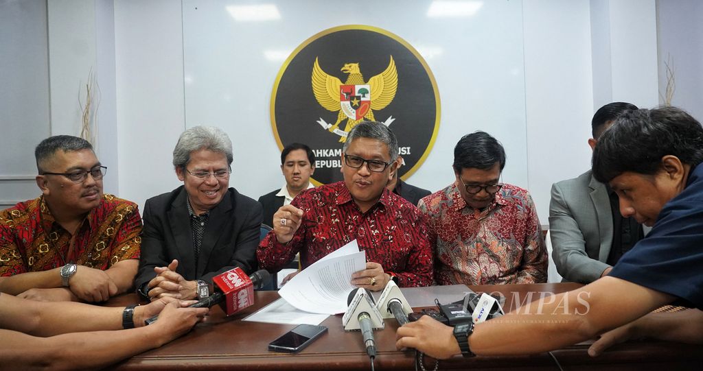 PDIP Secretary General Hasto Kristiyanto (center) with PDIP DPP Chair Djarot Saiful Hidayat (second from right) at the Constitutional Court, Jakarta, after submitting the <i>amicus curiae</i> submitted by PDIP General Chair Megawati Soekarnoputri, Tuesday (16/ 4/2024).