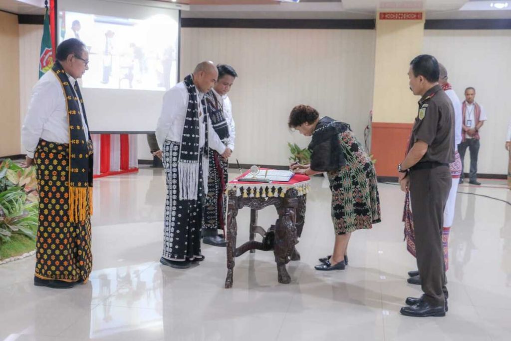 Bupati Rote Ndao Paulina Bulu Haning menandatangani penerimaan DIPA 2023 disaksikan Gubernur Viktor Laiskodat dan sejumlah pejabat daerah di Kupang, Jumat (9/12/2022).