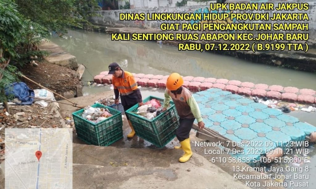 Petugas Unit Pelaksana Kebersihan Badan Air Kecamatan Johar Baru, Jakarta Pusat, sedang mengangkat sampah dari Kali Sentiong, Rabu (7/12/2022).