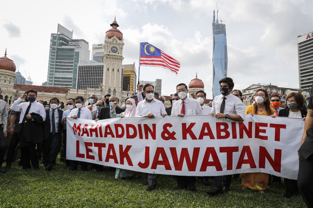 Tokoh oposisi di parlemen Malaysia berunjuk rasa di Kuala Lumpur pada Agustus 2021. Kala itu, mereka meminta Perdana Menteri Malaysia Muhyiddin Yasin mengundurkan diri. Muhyiddin akhirnya mundur dan digantikan Ismail Sabri Yaakob. Pada 10 Oktober 2022, Ismail mengumumkan pembubaran parlemen dan percepatan pemilu.