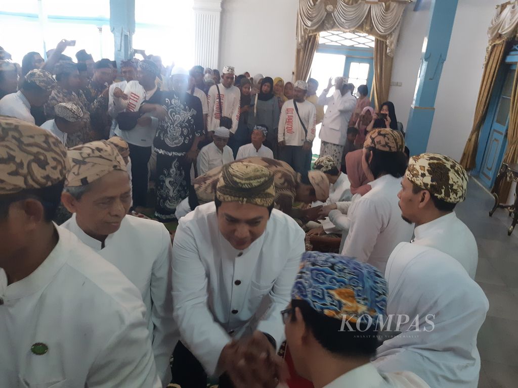 Kerabat keraton berjabat tangan saat halalbihalal di Pendopo Jinem, Keraton Kanoman, Kota Cirebon, Jawa Barat, Senin (15/4/2024). 