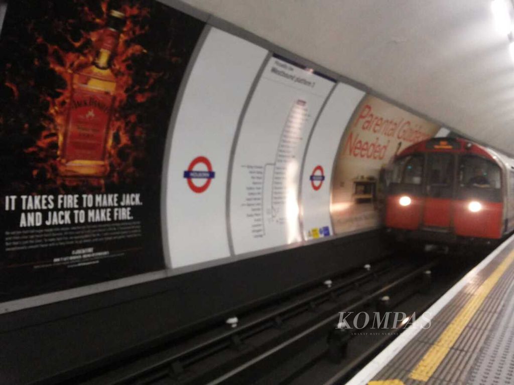 ”Tube” dengan bentuk atap setengah lingkaran yang khas memasuki salah satu stasiun di kota London, Inggris, September 2015.